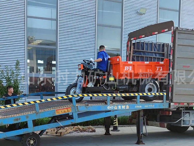 兩臺載重2噸礦用電動三輪車發貨河北某鐵礦